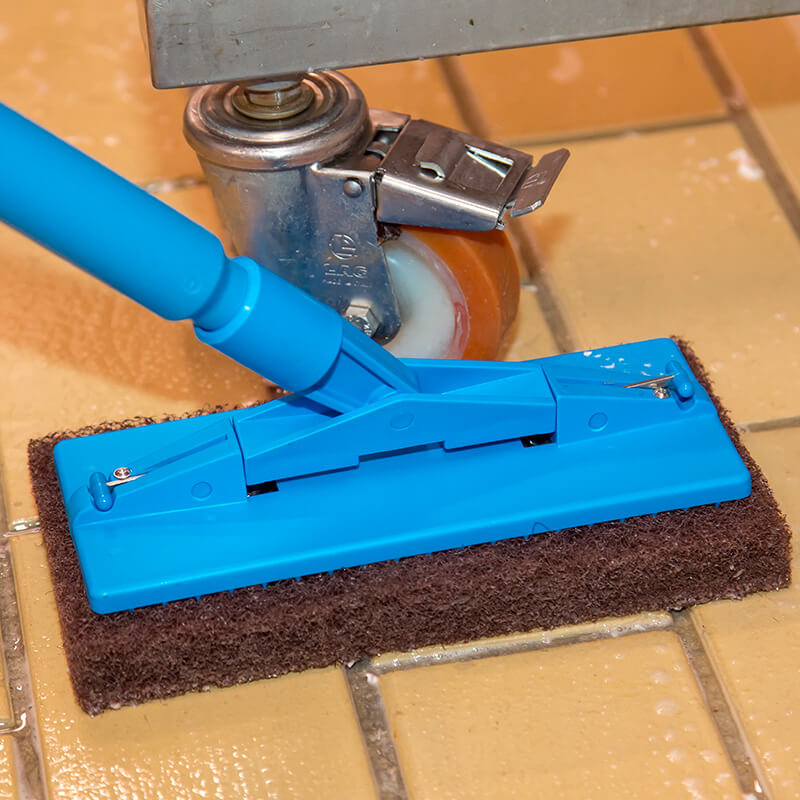 28/5523 Vikan brown scourer in use